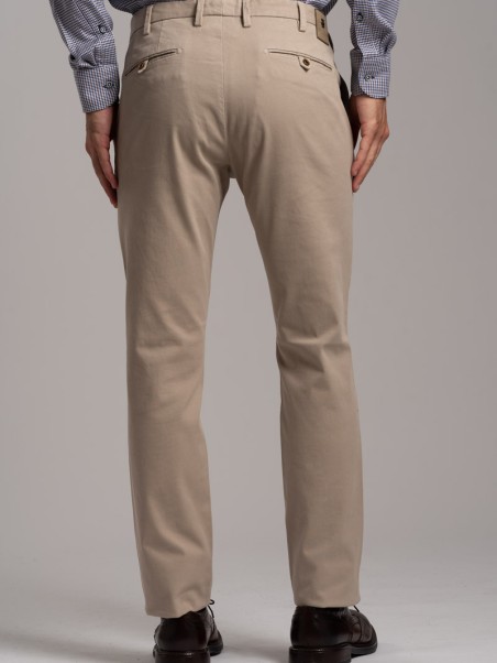 Pantalone uomo chinos realizzato in tessuto armaturato stretch