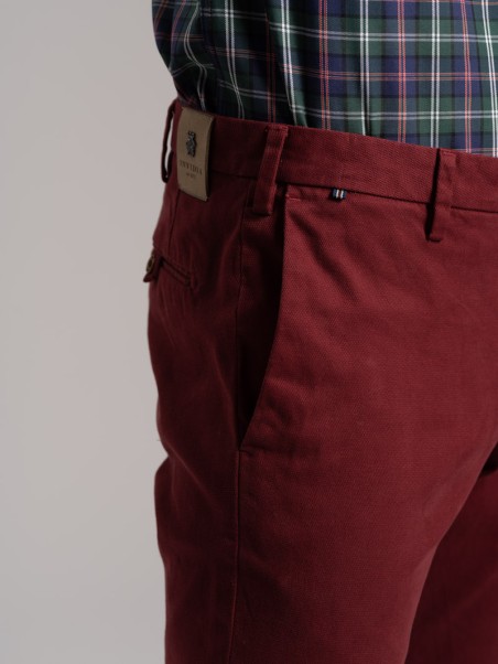 Pantalone uomo chinos realizzato in tessuto armaturato stretch