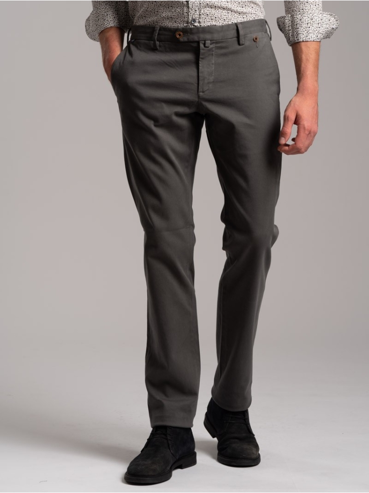 Pantalone uomo chinos realizzato in tessuto armaturato stretch