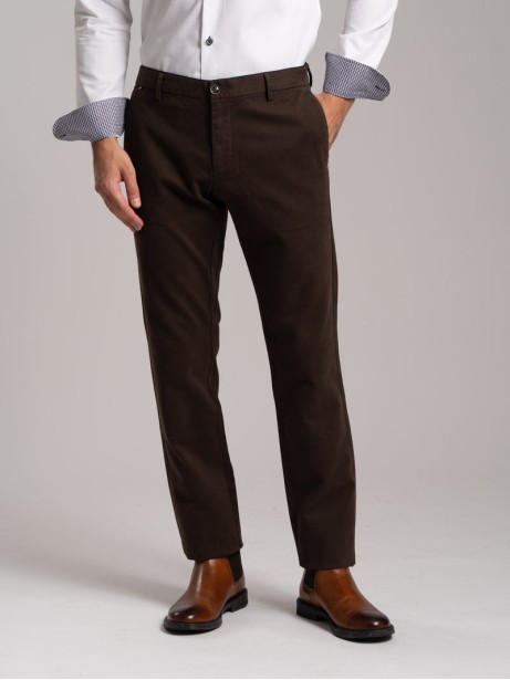Pantaloni Uomo Chinos in tessuto con trama diagonale