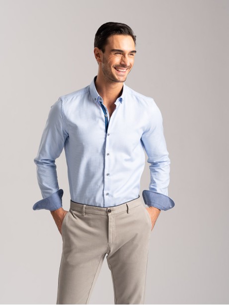 Camisa de caballero de color liso con puños de inserción en el cuello