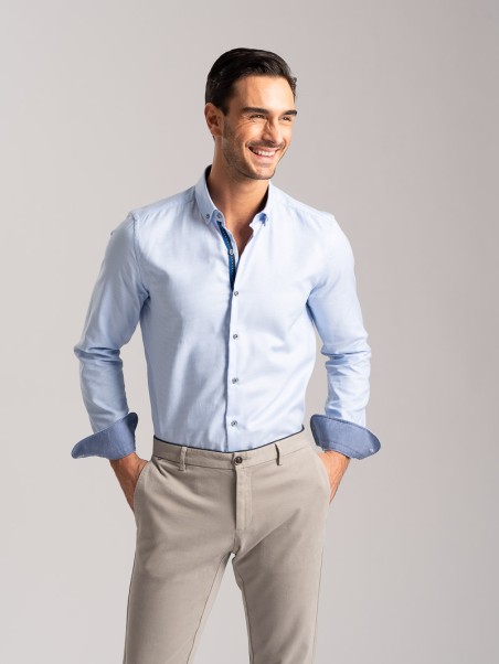 Camisa de caballero de color liso con puños de inserción en el cuello
