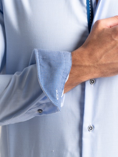 Camisa de caballero de color liso con puños de inserción en el cuello
