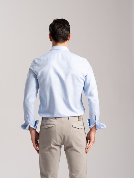 Camisa de caballero de color liso con puños de inserción en el cuello