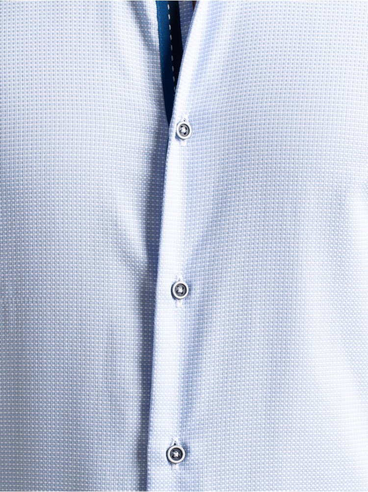 Camisa de caballero de color liso con puños de inserción en el cuello