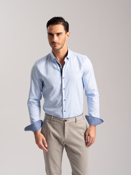 Camisa de caballero de color liso con puños de inserción en el cuello