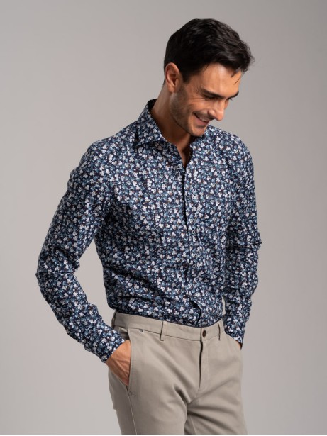Camisa masculina con estampado floral en tejido popelín