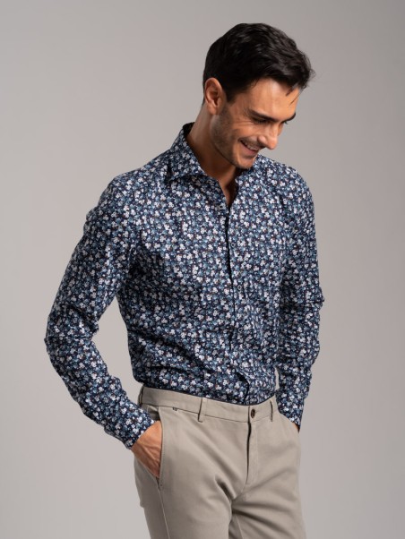 Camisa masculina con estampado floral en tejido popelín