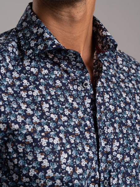 Camisa masculina con estampado floral en tejido popelín