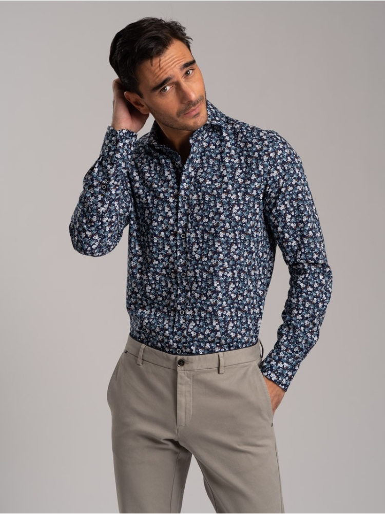 Camisa masculina con estampado floral en tejido popelín