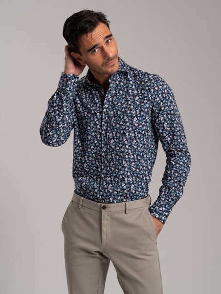Camisa masculina con estampado floral en tejido popelín
