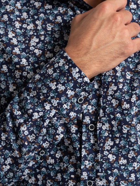Camisa masculina con estampado floral en tejido popelín