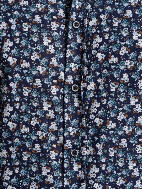 Camisa masculina con estampado floral en tejido popelín
