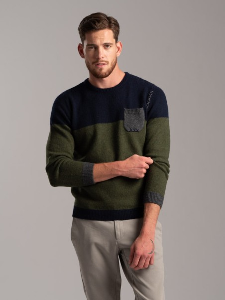 Jersey bicolor de hombre en mezcla de lana con cuello redondo y bolsillo en contraste