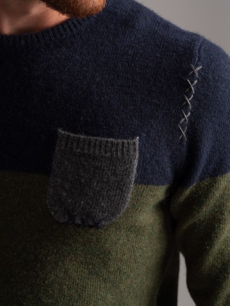 Jersey bicolor de hombre en mezcla de lana con cuello redondo y bolsillo en contraste