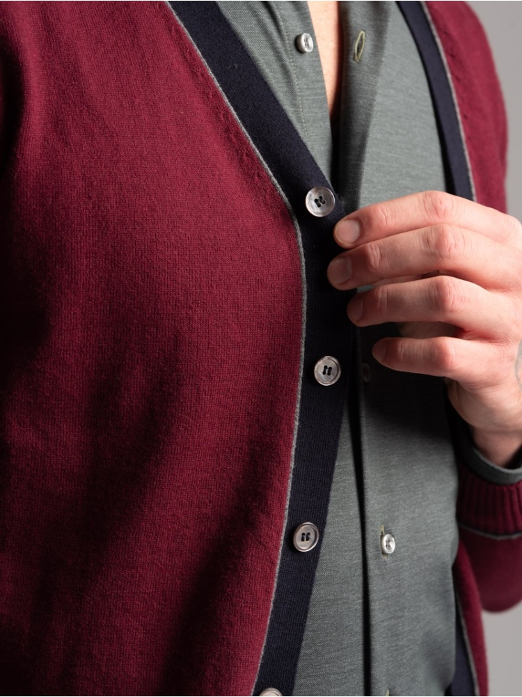 Cardigan uomo con abbottonatura a contrasto