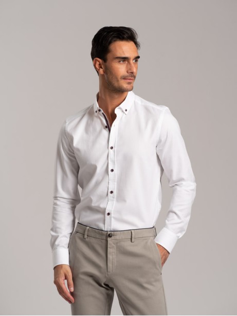 Camisa de hombre lisa en tejido blindado cuello abotonado