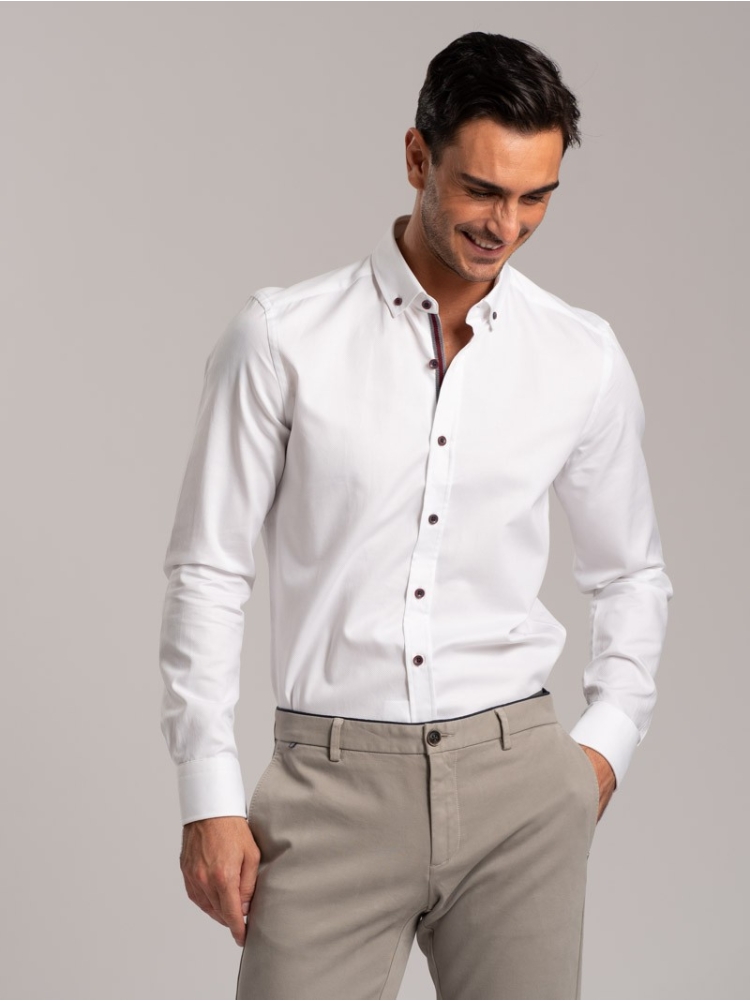 Camisa de hombre lisa en tejido blindado cuello abotonado