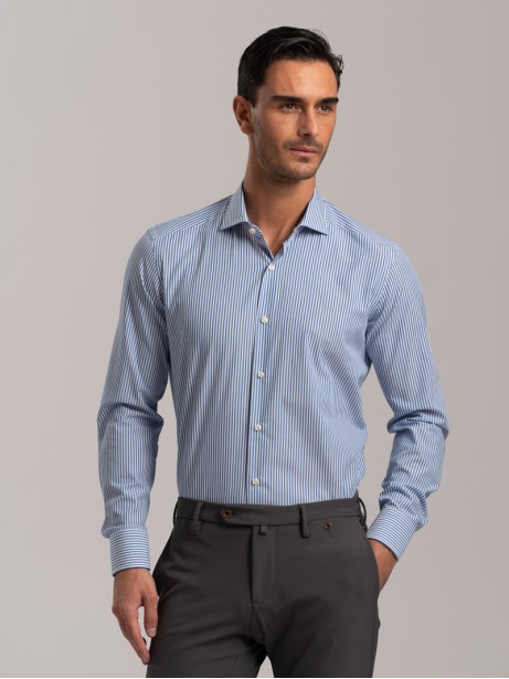 Camisa de rayas para hombre en tejido popelín con cuello semifrancés