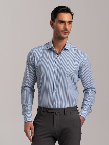 Camisa de rayas para hombre en tejido popelín con cuello semifrancés