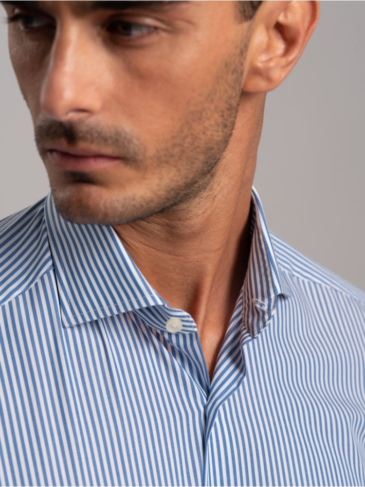 Camisa de rayas para hombre en tejido popelín con cuello semifrancés