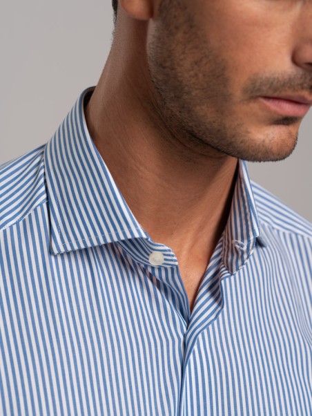 Camisa de rayas para hombre en tejido popelín con cuello semifrancés