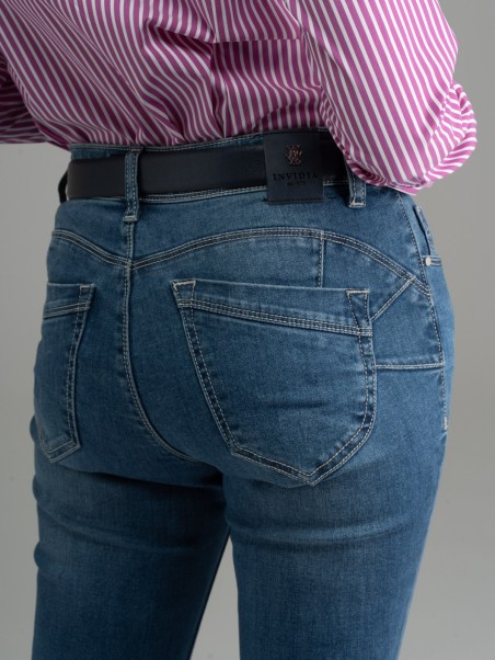 Vaqueros de mujer con cinco bolsillos y lavado medio