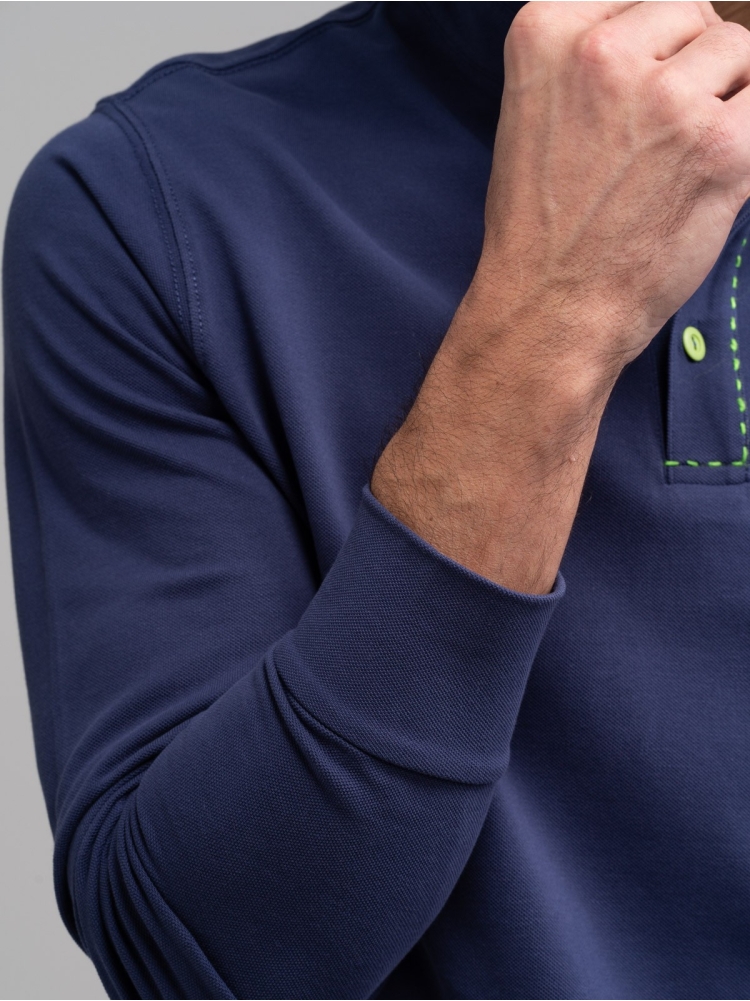 Polo azul claro de manga larga para hombre con bordado