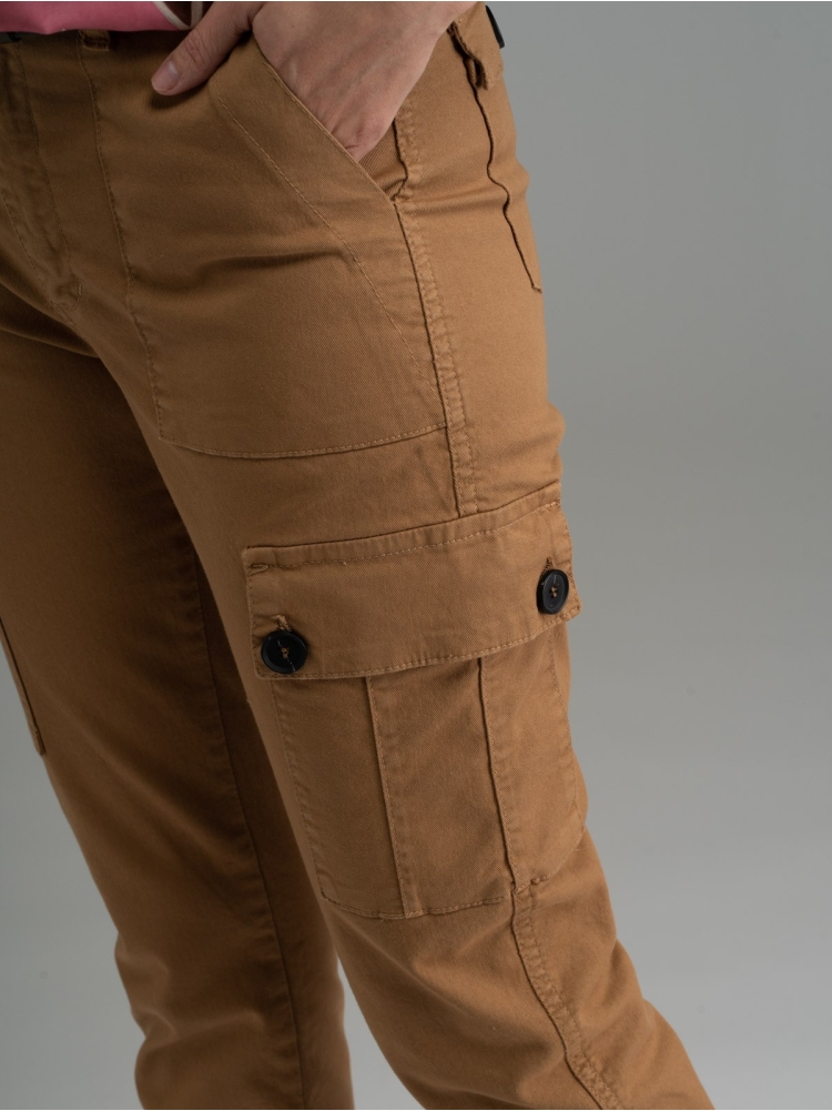 Pantalón cargo de mujer en algodón elástico color canela