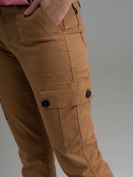 Pantalón cargo de mujer en algodón elástico color canela