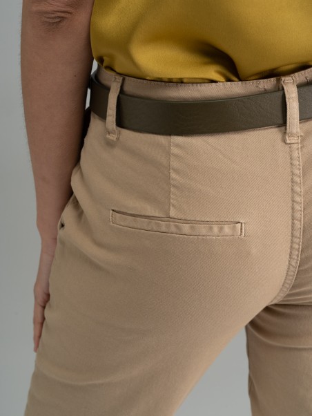 Pantalón chino de mujer de algodón elástico color arena