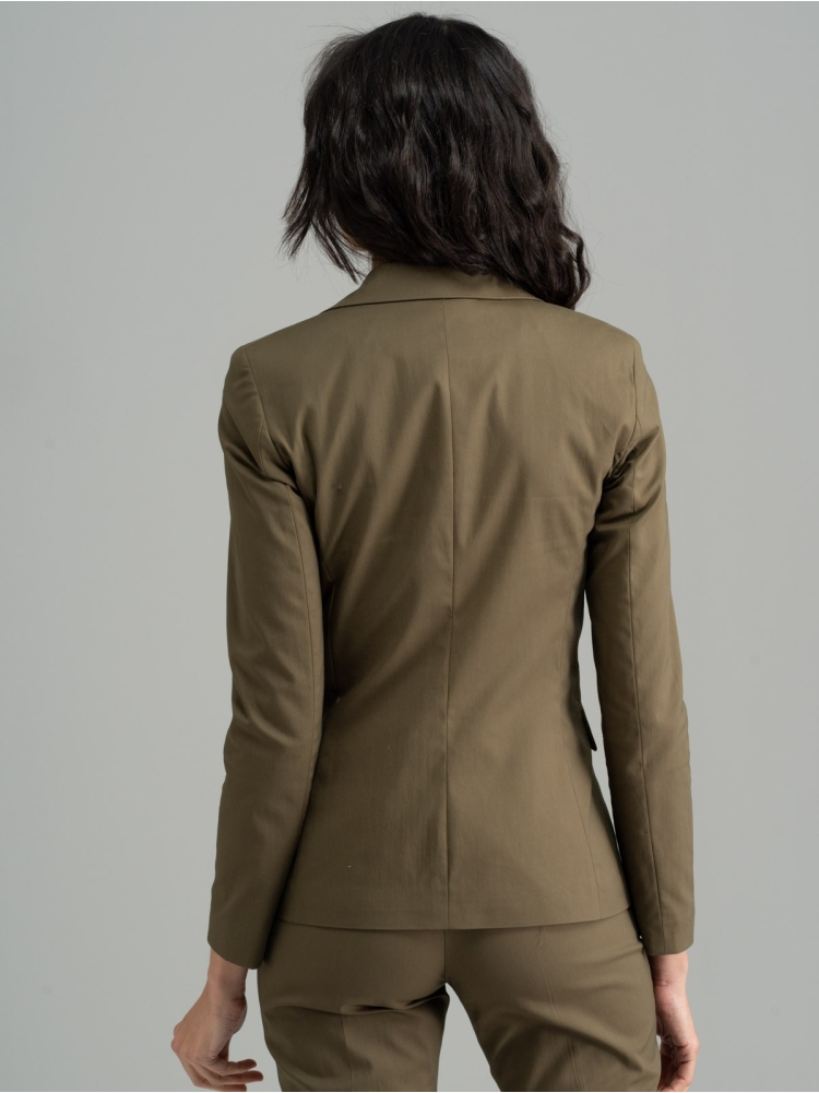 Chaqueta de mujer verde militar entallada con un botón