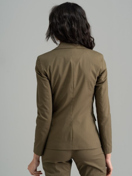 Chaqueta de mujer verde militar entallada con un botón