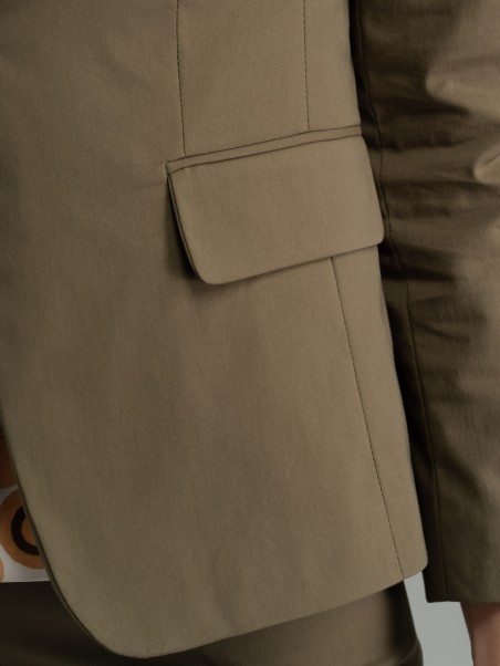 Chaqueta de mujer verde militar entallada con un botón