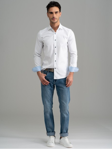 Camisa blanca de caballero con parches y cuello semifrancés