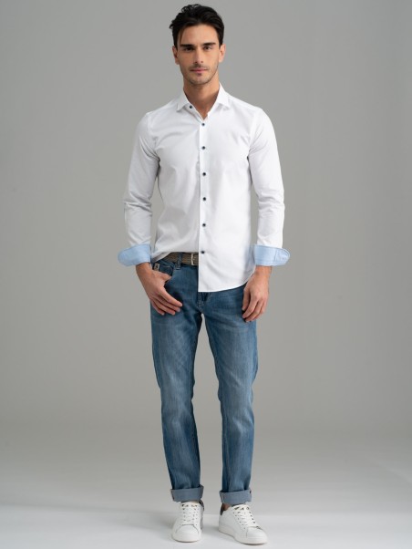 Camisa blanca de caballero con parches y cuello semifrancés