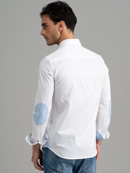 Camisa blanca de caballero con parches y cuello semifrancés
