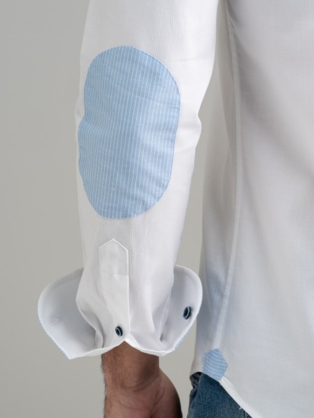 Camisa blanca de caballero con parches y cuello semifrancés