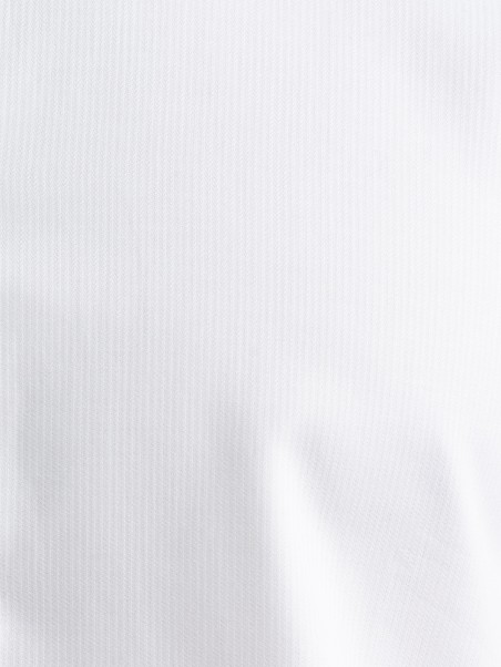 Camisa blanca de caballero con parches y cuello semifrancés