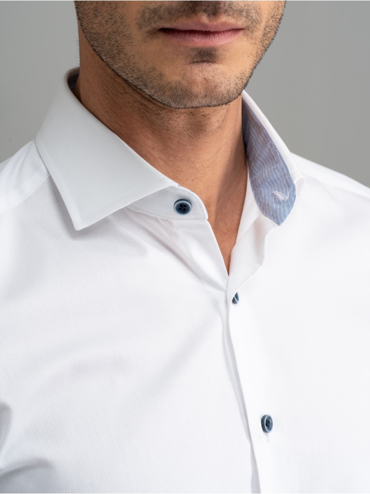 Camisa blanca de caballero con parches y cuello semifrancés
