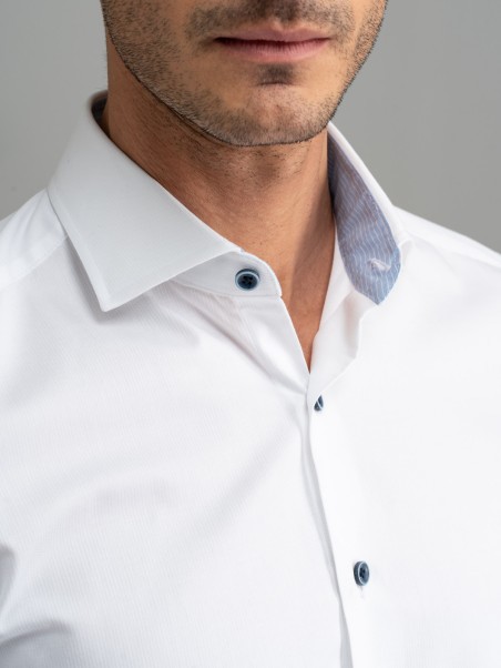 Camisa blanca de caballero con parches y cuello semifrancés