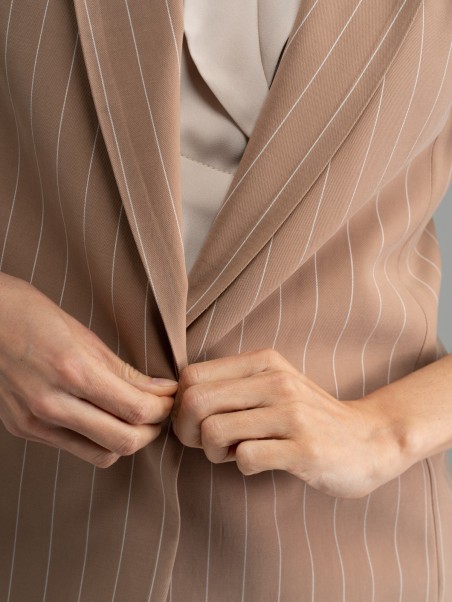 Chaqueta de mujer estilo blazer beige a rayas