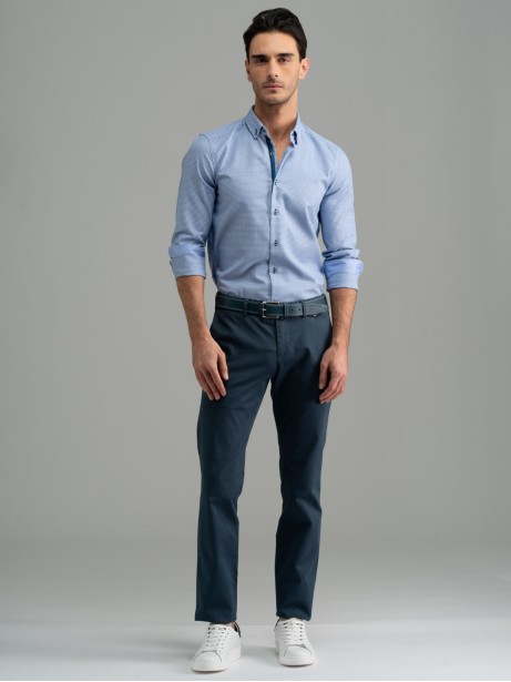 Camisa azul claro de hombre con cuello abotonado blindado