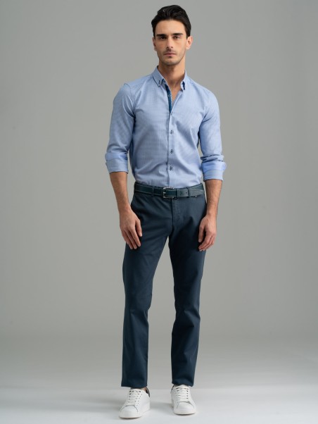 Camisa azul claro de hombre con cuello abotonado blindado