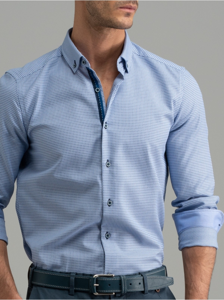 Camisa azul claro de hombre con cuello abotonado blindado