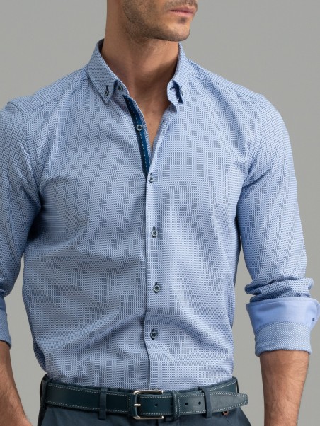 Camisa azul claro de hombre con cuello abotonado blindado