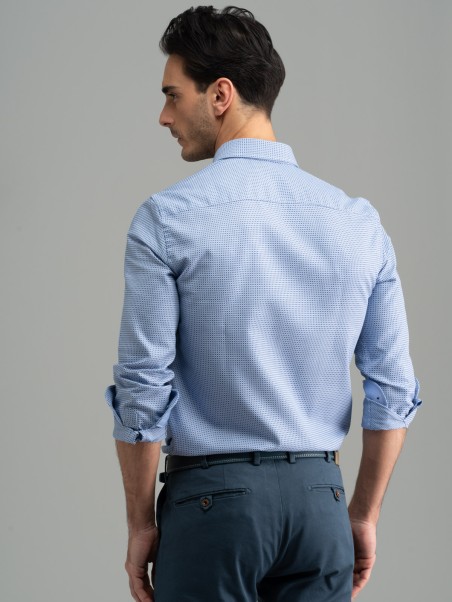 Camisa azul claro de hombre con cuello abotonado blindado