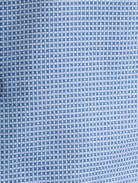 Camisa azul claro de hombre con cuello abotonado blindado