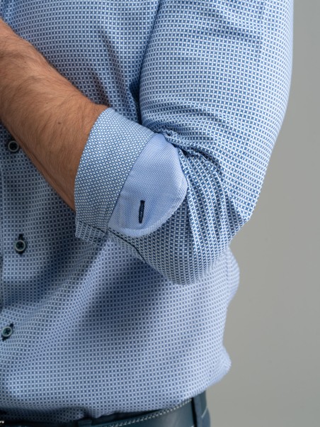 Camisa azul claro de hombre con cuello abotonado blindado
