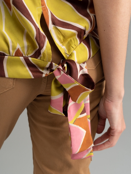 Camisa estampada de mujer con lazo en la espalda